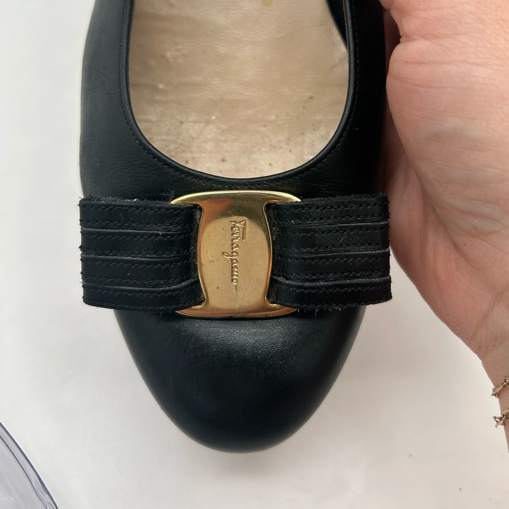 Salvatore Ferragamo Vara Gold Bow Logo Black Leather Ballerina flat Shoe  Size 7 - Picture 4 of 16
